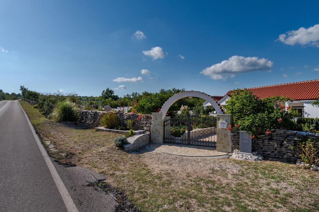 Vila House Camellia With Fenced Pool And Playground Blizna Donja Exteriér fotografie