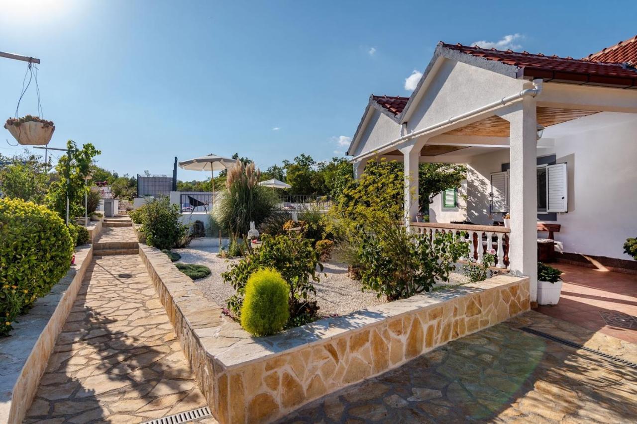 Vila House Camellia With Fenced Pool And Playground Blizna Donja Exteriér fotografie