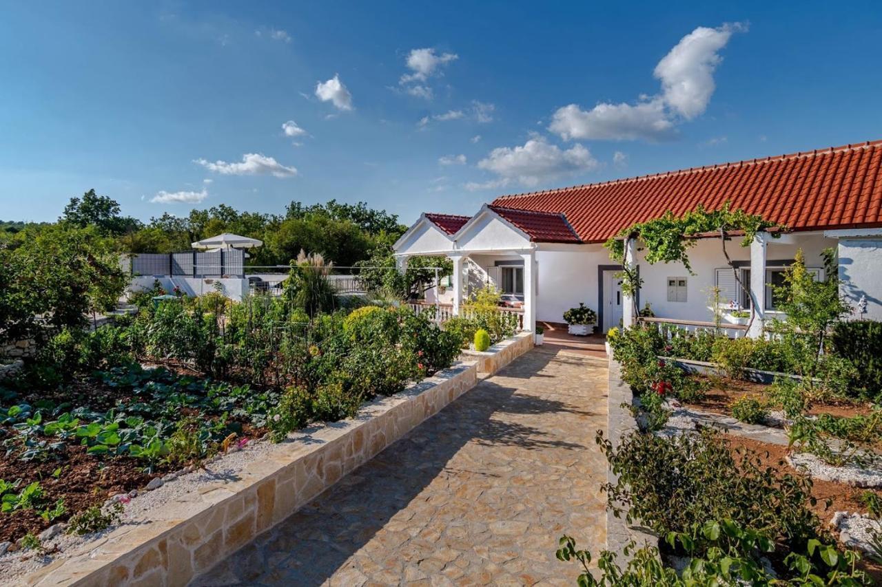 Vila House Camellia With Fenced Pool And Playground Blizna Donja Exteriér fotografie
