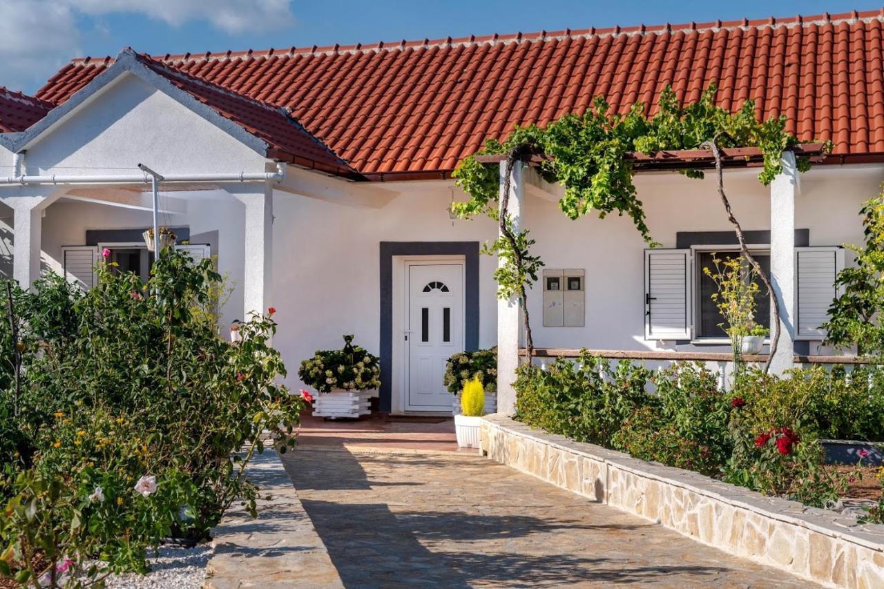 Vila House Camellia With Fenced Pool And Playground Blizna Donja Exteriér fotografie