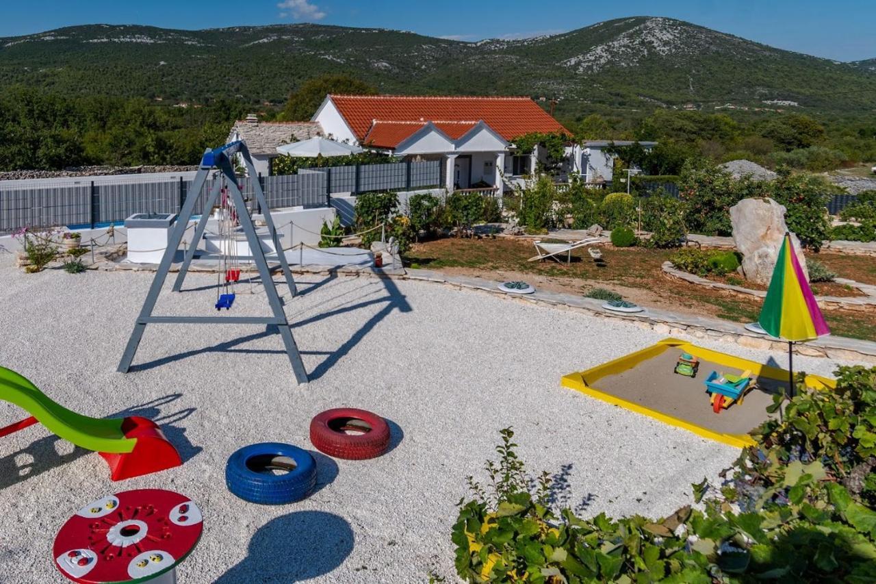 Vila House Camellia With Fenced Pool And Playground Blizna Donja Exteriér fotografie